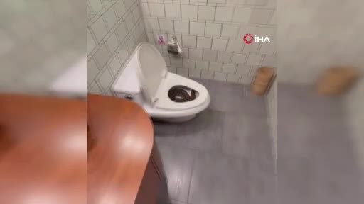 Evin tuvaletinden dev yılan çıktı