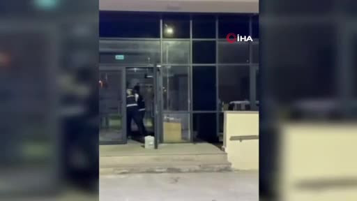 Çocuklarının yanında acımadı! Korku dolu anlar...