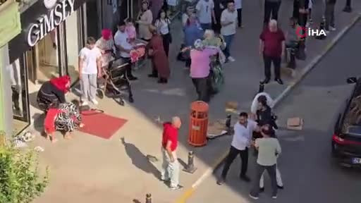 Kadınlar birbirine girdi! Kimse onları durduramadı...