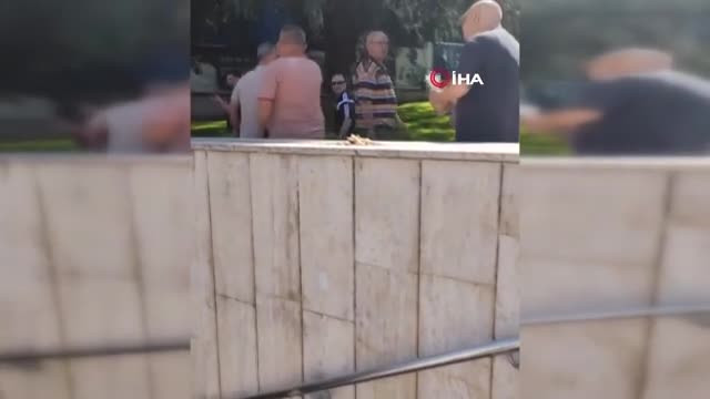 Bursa'da önce küfürler sonra yumruklar havada uçuştu