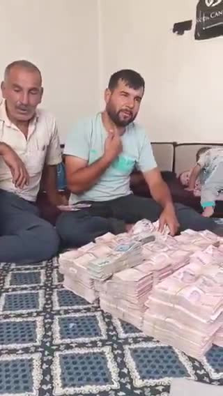 350 kurbanlık sattı, deste deste paraları önüne koyup böyle isyan etti!