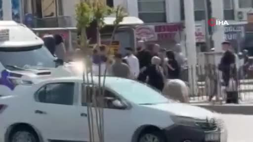 Bursa'da boks ringini aratmayan kavga! Kimse engel olamadı