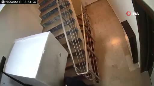 Beyaz eşya getirdi, terlikleri götürdü!