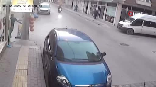 Bursa'da saniye saniye kaza! Ortada çarpıştılar