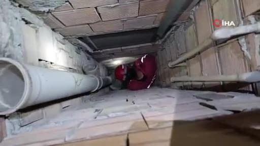 Yavru kedisi kuyuya düşen teyzenin sözleri yürekleri ısıttı!