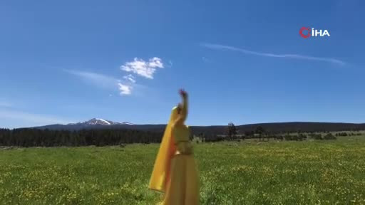 Çiçekler arasında 'Kafkas Dansı'