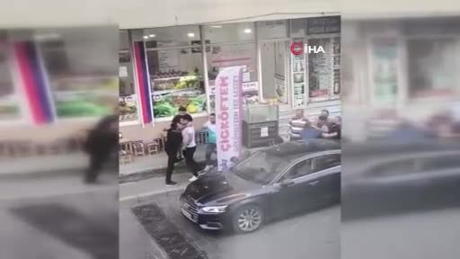 Yaşlı adamı acımasızca dövdüler!