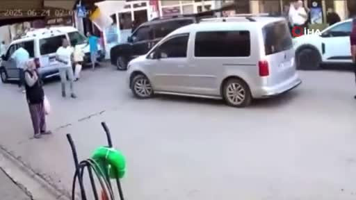 Deprem anındaki yaşanan panik güvenlik kamerasında