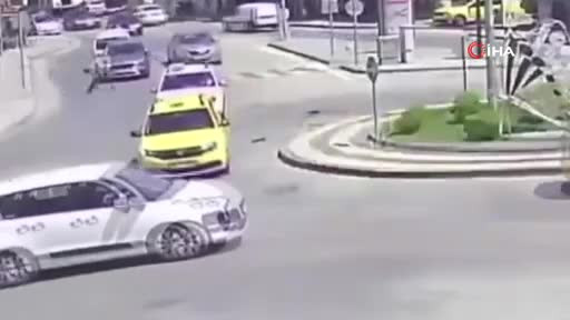 Bursa'da inanılmaz soğukkanlılık! Savruldu, yürüyüp gitti..