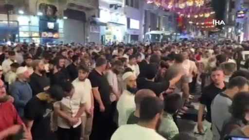 Leman dergisine tepki gösteren vatandaşlar, dergi binası önünde toplandı