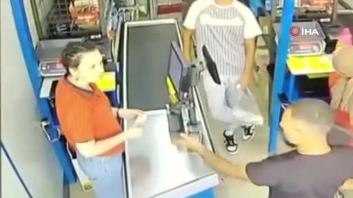Herkesin gözü önünde oldu! Bursa'daki ünlü zincir markette ortalık karıştı...