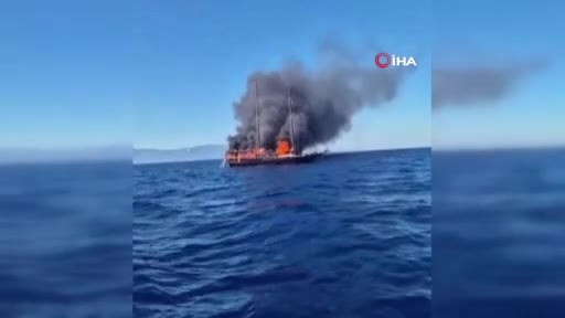 Korku dolu anlar: Turistlerin bulunduğu gemi yanarak battı