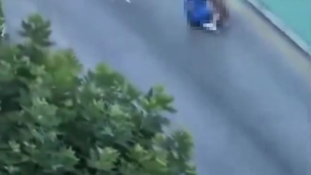 Çıplak halde sokağa çıkıp, yoldan geçen kadına saldırdı