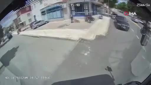 Halk otobüsü şoförünün dikkati kazayı önledi