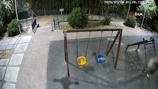 Parktaki kameraları kıran şüpheliler kamerada