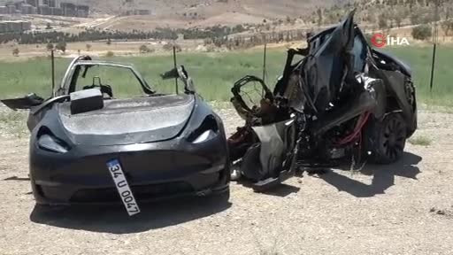 Dehşete düşüren olay! Dünyaca ünlü araç iki kişiye mezar oldu...