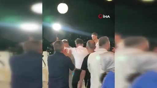 Düğünde ilginç müdahale! Gelin çiceğine blok geldi