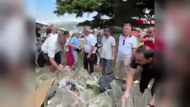 Kayak öğretmenleri, Uludağ'da yangın riskini artıran atık camlar ile çöpleri topladı