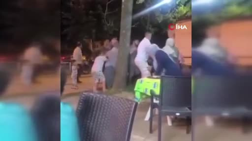 Kadınlar sahilde birbirine girdi! Erkekler ayırmaya çalıştı