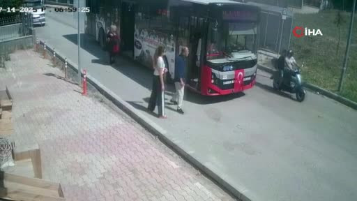 Belediye otobüsünde büyük panik! Alevlerin arasından kaçtılar...