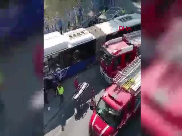 Belediye otobüsü kaza yaptı! Çok sayıda yolcu yaralı...