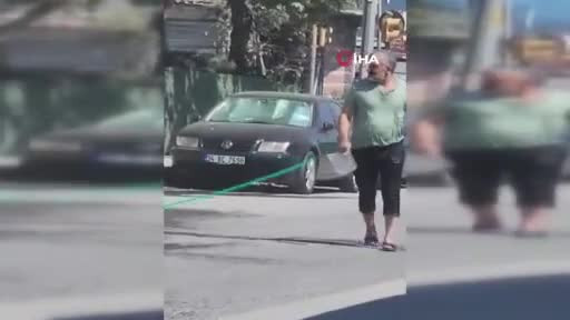 Sıcaktan bunaldı: Hortumla hem kendini hem de aracını yıkadı