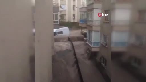 Başkentte sel sonrası görüntüler ortaya çıktı! Duvar böyle patladı...