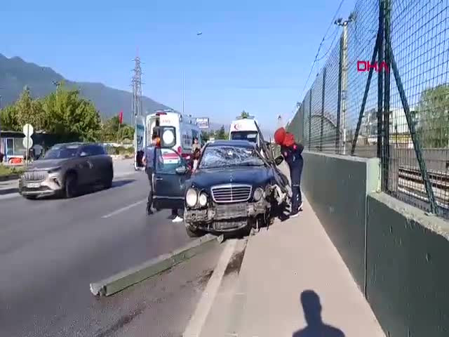 Bursa'da otomobil metro duvarına çarptı! Yaralılar var...