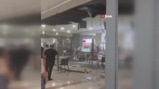 AVM'de yemek yiyorlardı! Tepelerine çöktü...