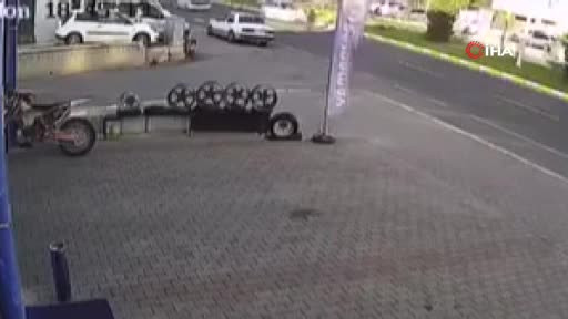 Otomobilin yaşlı adama çarptığı anlar kamerada