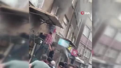 Bursa'da korku dolu anlar! Alevlerin arasından kurtardılar