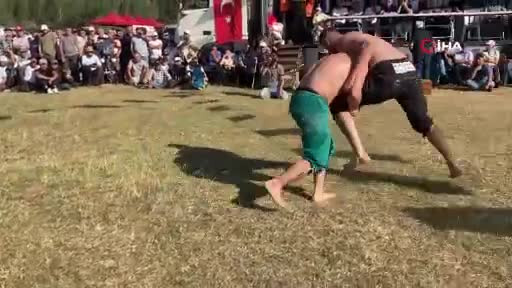 Pehlivan seyirciyi rakibi sandı! O anlar kamerada...