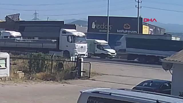 Bursa'da 3 aracın karıştığı zincirleme kaza kamerada