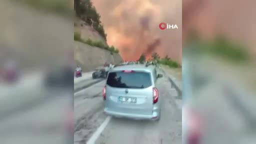 Bursa'da alevler karayolunu sardı! Belediye başkanı...