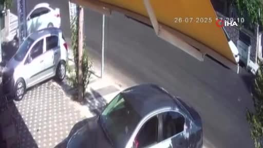 Araçta bırakılan çocuk, el frenini indirdi