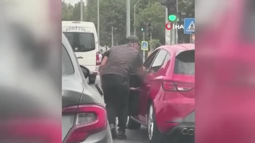 Trafikte cam silen gençler artık zorla kapıları açıp para istiyor