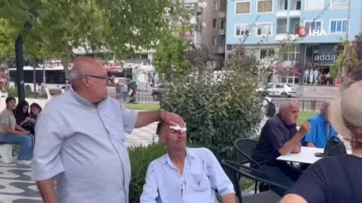 Çay bahçesinde kafasında sandalye parçaladı!