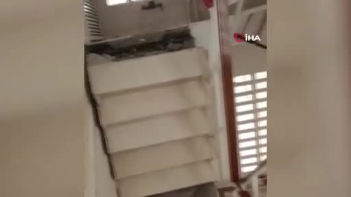 Apartmanın merdivenleri çöktü: Faciadan döndüler!