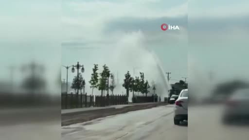 Altyapı çalışmasında su borusu patladı! Ortalık göle döndü...