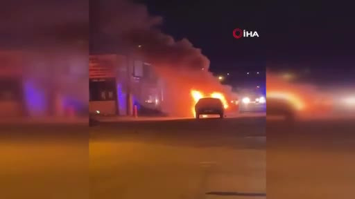 Bursa'da seyir halindeki araç alev aldı! Geriye hurda yığını kaldı...