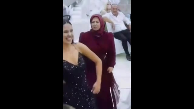 Kızının dans figürleri anneyi çileden çıkardı! Yüz hatlarına dikkat...