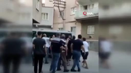 Bursa'da kalabalığın ortasında tekme tokat dövdüler