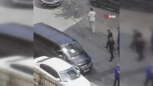 Sokak ortasında kavgaya tutuştan sürücüler, ambulansa yol vermedi