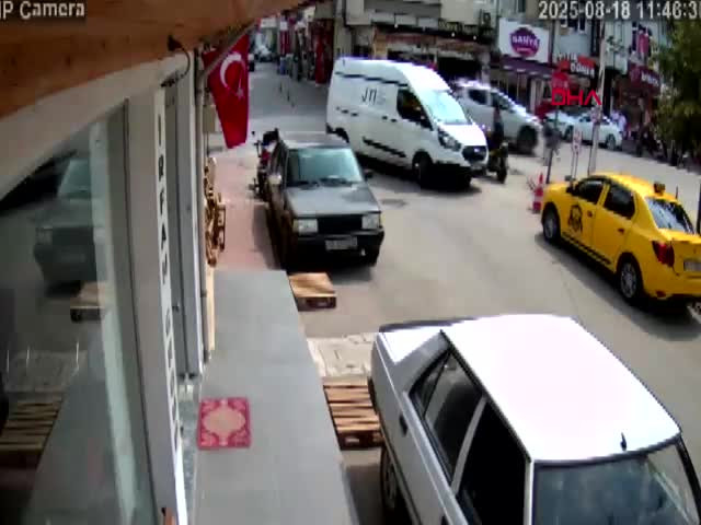 Bursa'da ölümle burun buruna: Koşarak geçen yayaya kamyonet çarptı