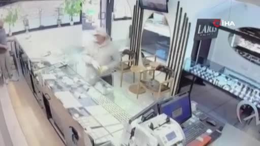 Kuyumcu soymaya çalışan hırsız sert kayaya tosladı! Esnaftan meydan dayağı yedi...