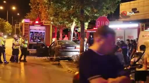 Otomobil ağaca ok gibi saplandı! 2 kişi hayatını kaybetti...