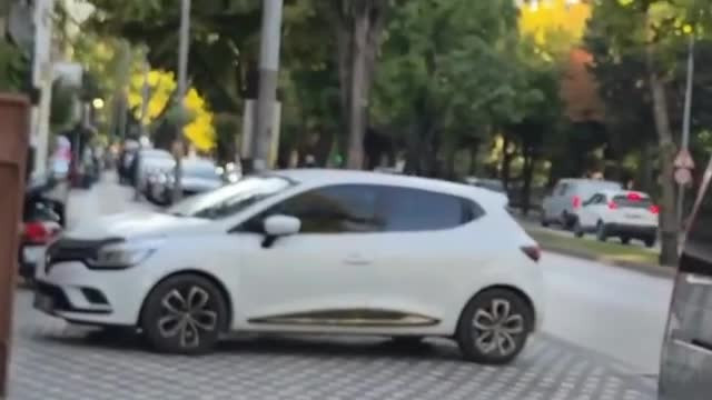 Bursa'da park sorunu! Yayalar yola iniyor