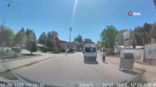 Motosikletin, dönüş yapan otomobille çarpıştığı kaza kamerada