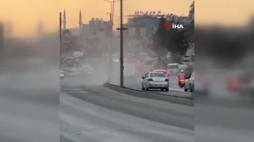 Tırın freni arızalandı! Önüne kattığı araçla dükkana daldı...