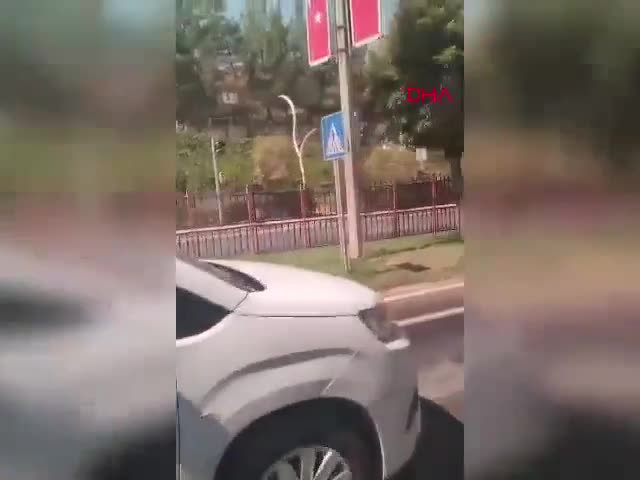 Tek ayağı dışarda araç kullandı! O anlar kamerada